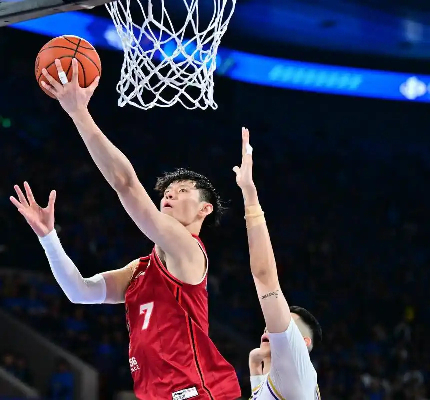 今夜CBA常规赛焦点战，底特律活塞战术微调，赛场秩序良好，年轻球员得到机会的简单介绍