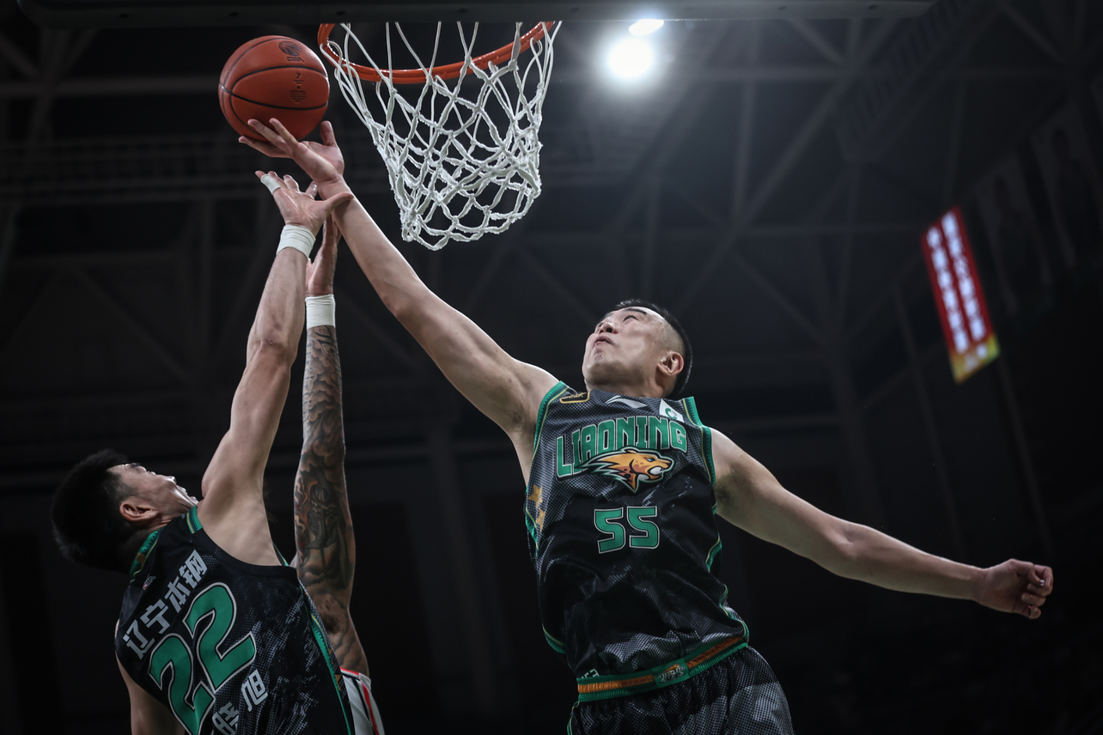 今夜CBA常规赛焦点战，底特律活塞战术微调，赛场秩序良好，年轻球员得到机会的简单介绍